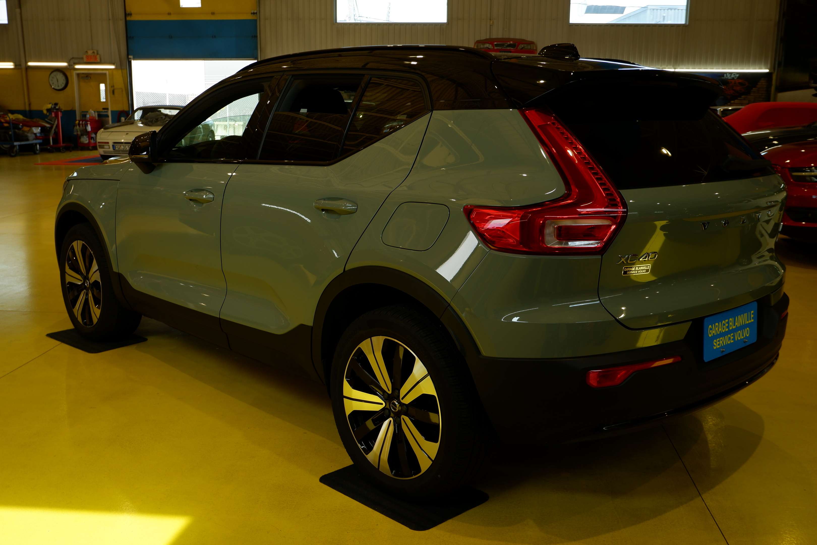 2023 Volvo XC40 Recharge , AWD , Twin Motor , Winter Pack alt 5