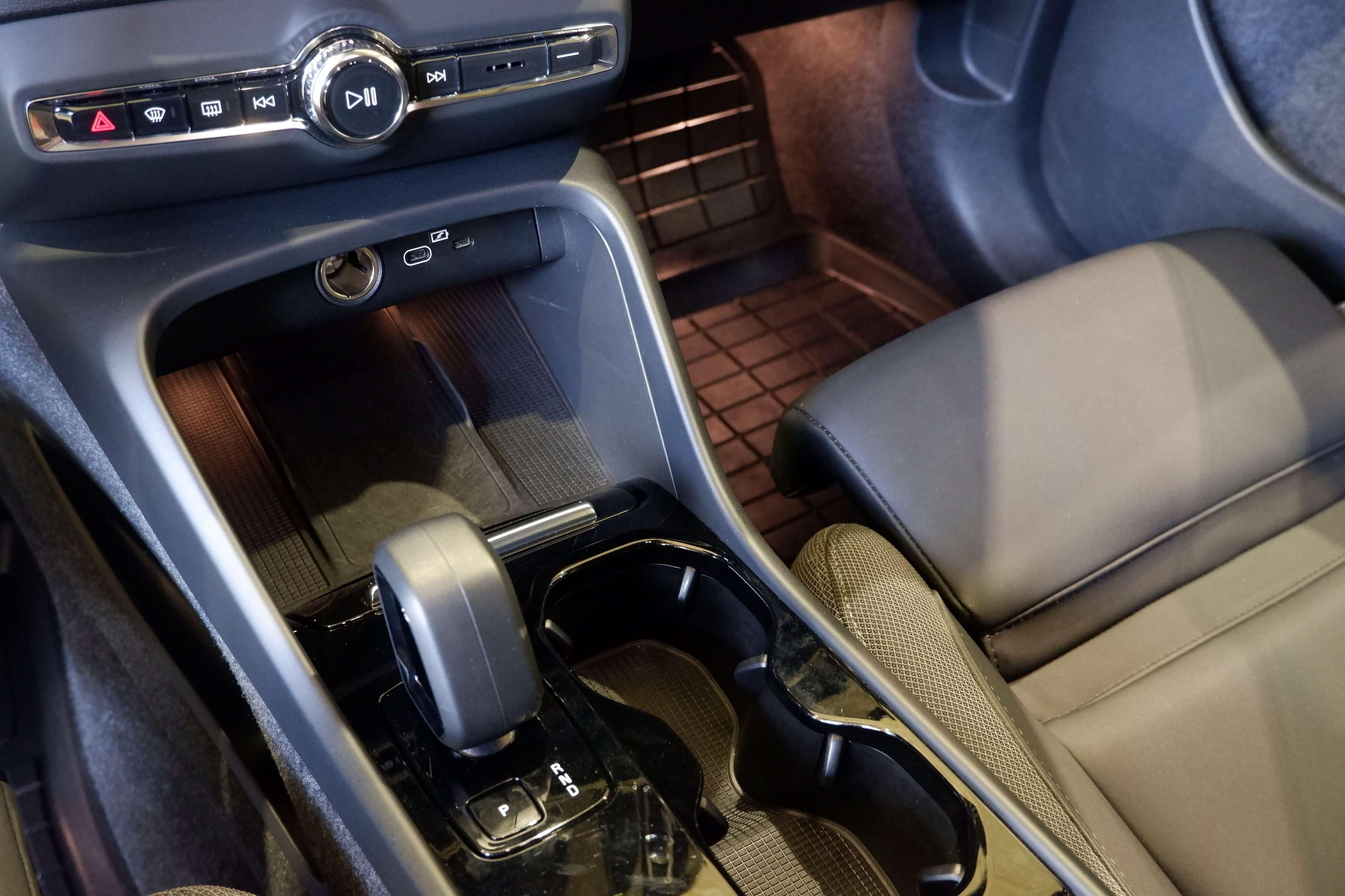2023 Volvo XC40 Recharge , AWD , Twin Motor , Winter Pack thumb 12