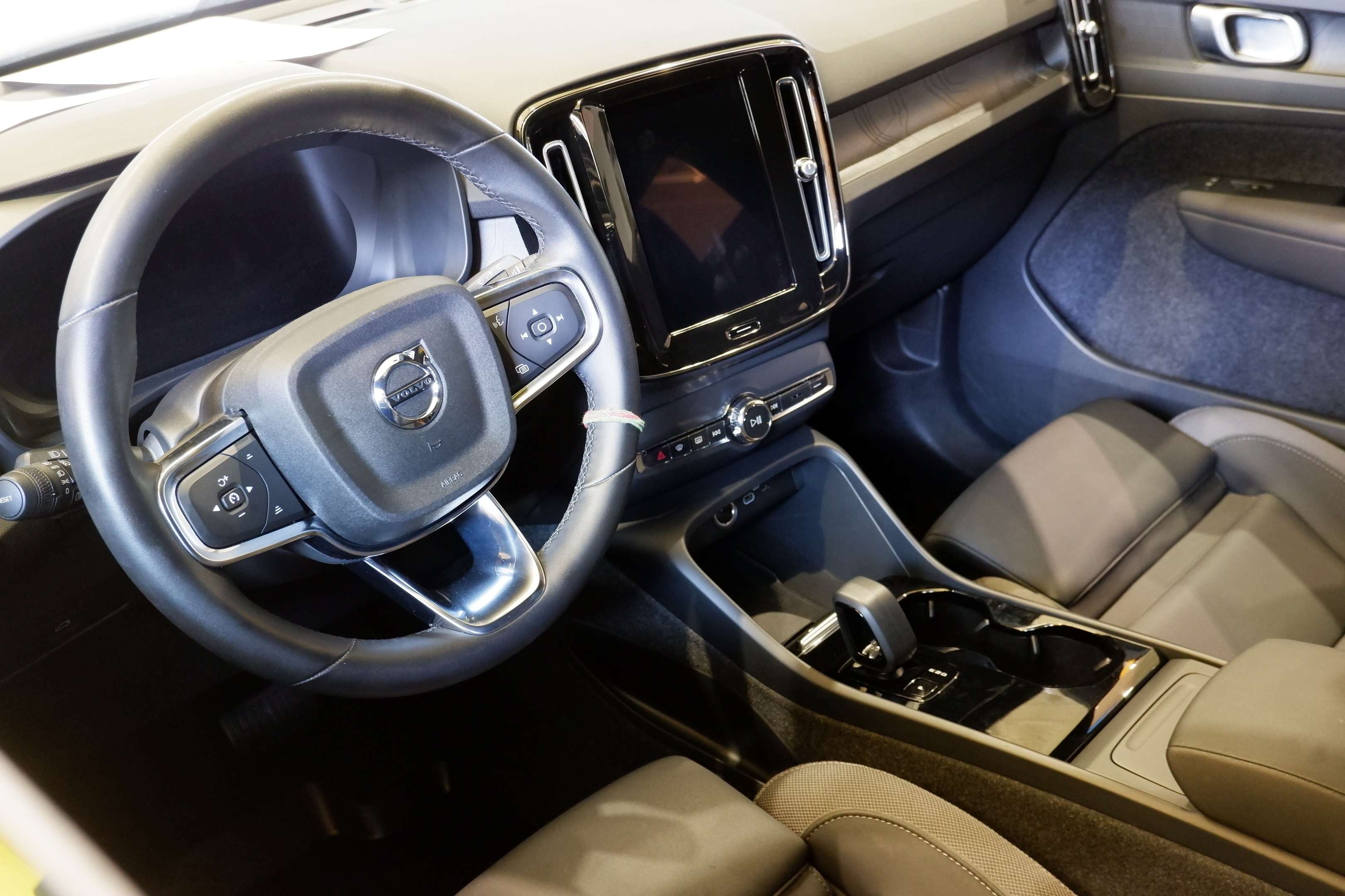 2023 Volvo XC40 Recharge , AWD , Twin Motor , Winter Pack thumb 9