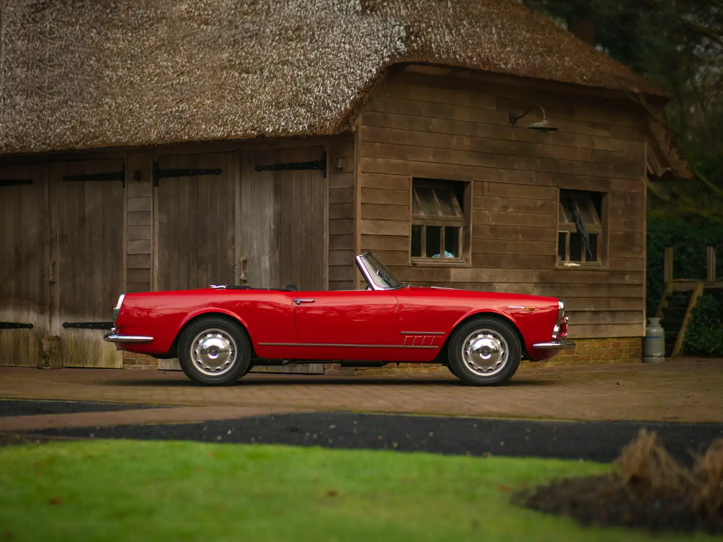 Alfa Romeo 2000 Spider Touring | Fully restored Red - 1