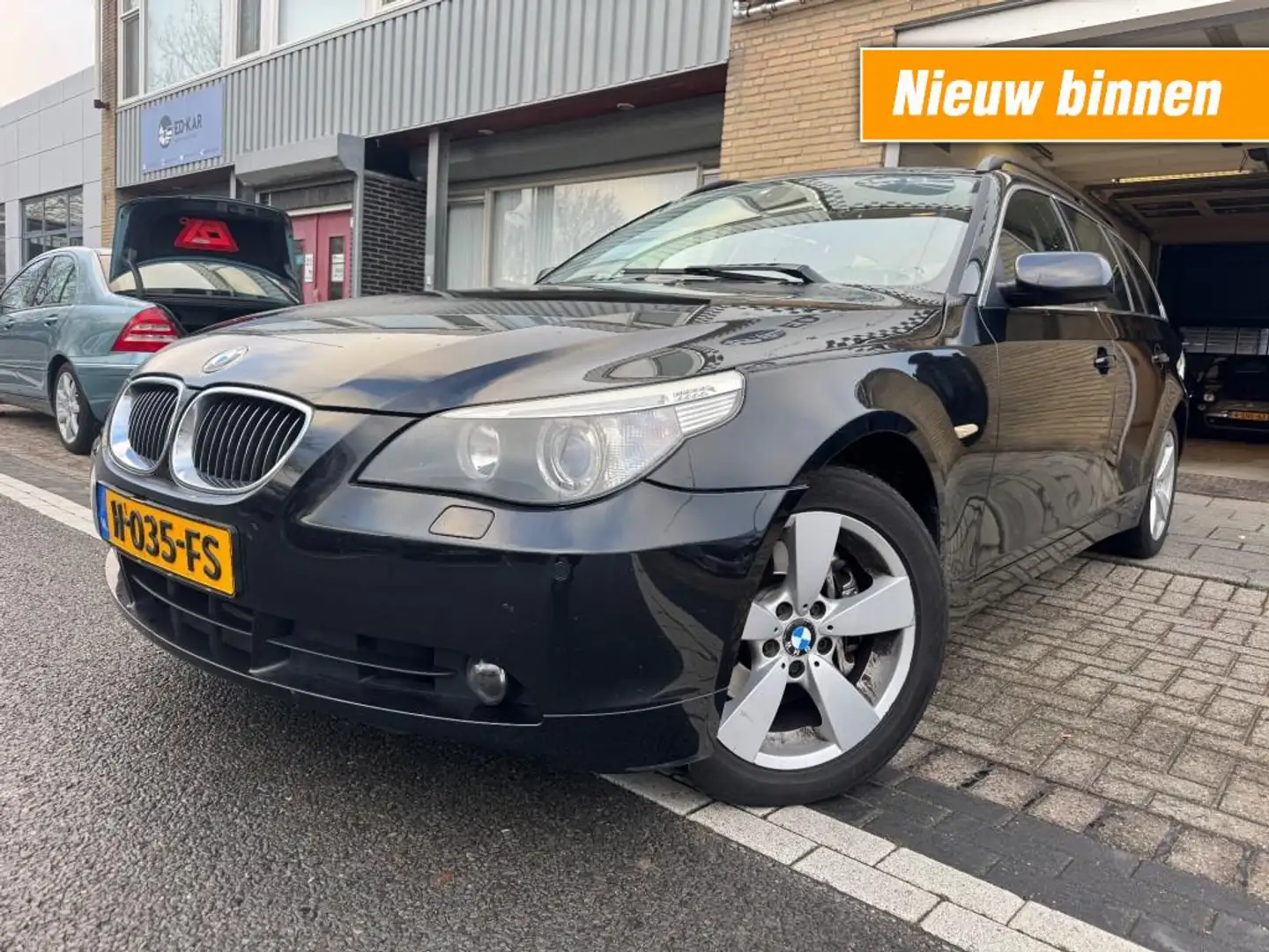 BMW 525 525xi Executive 4WD LEER NETTE AUTO APK 4-2026 YOU Zwart - 1