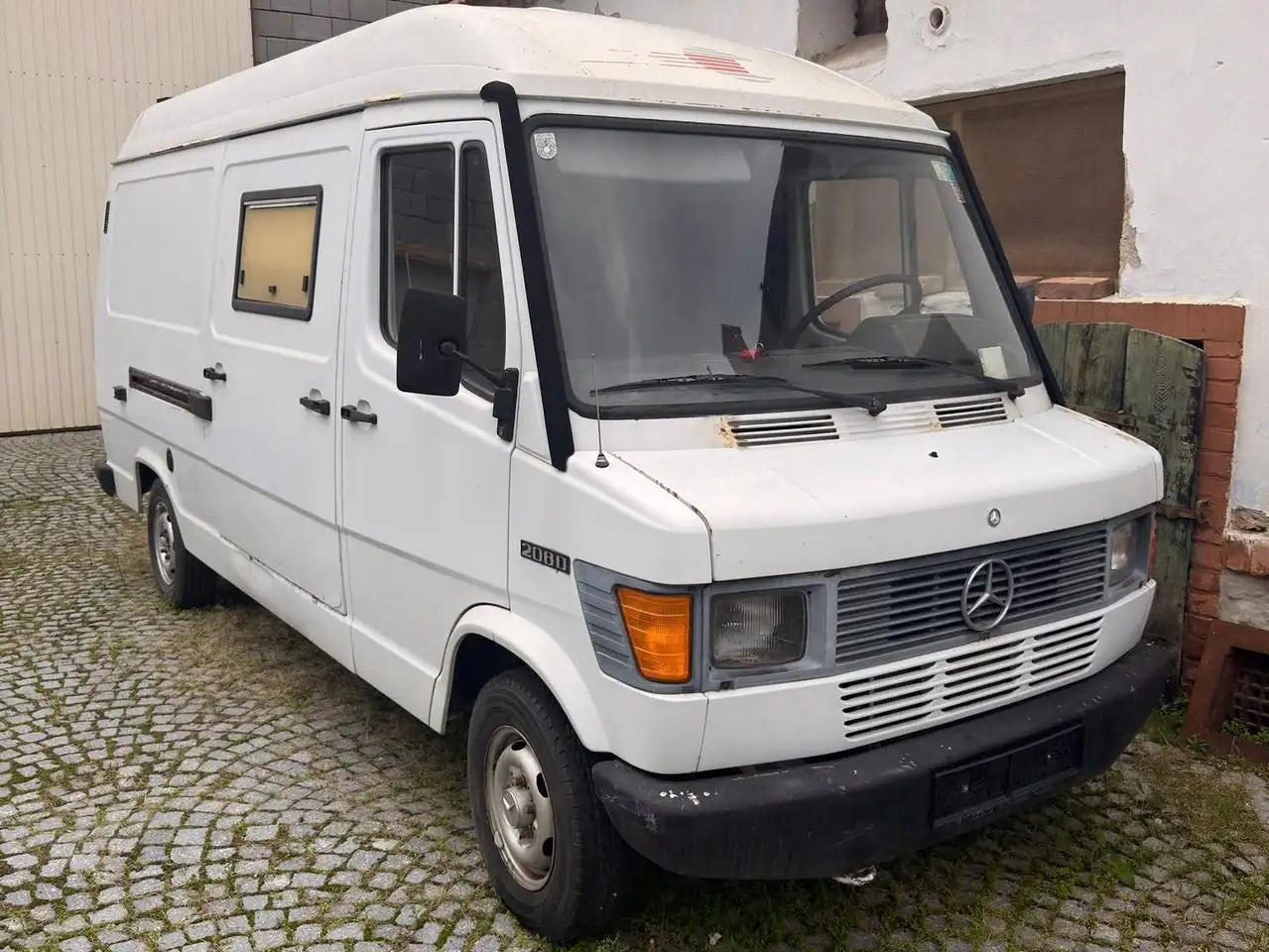 Mercedes-Benz 208