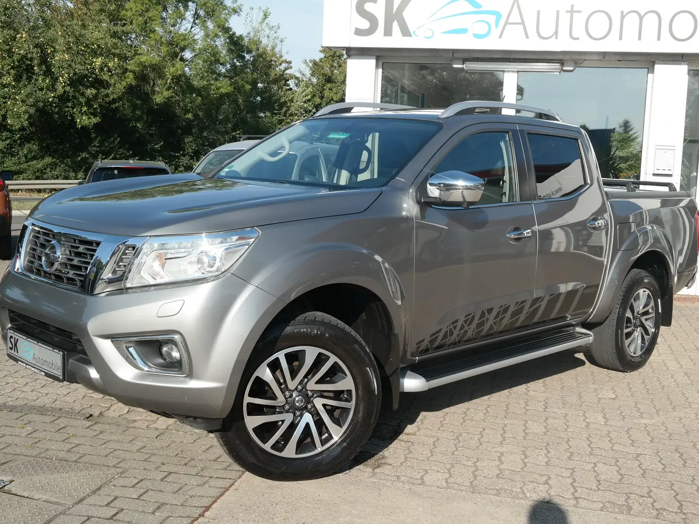 Nissan NP300 Double Cab 4x4*3.Hand*Scheckheft*Automatik Silber - 1