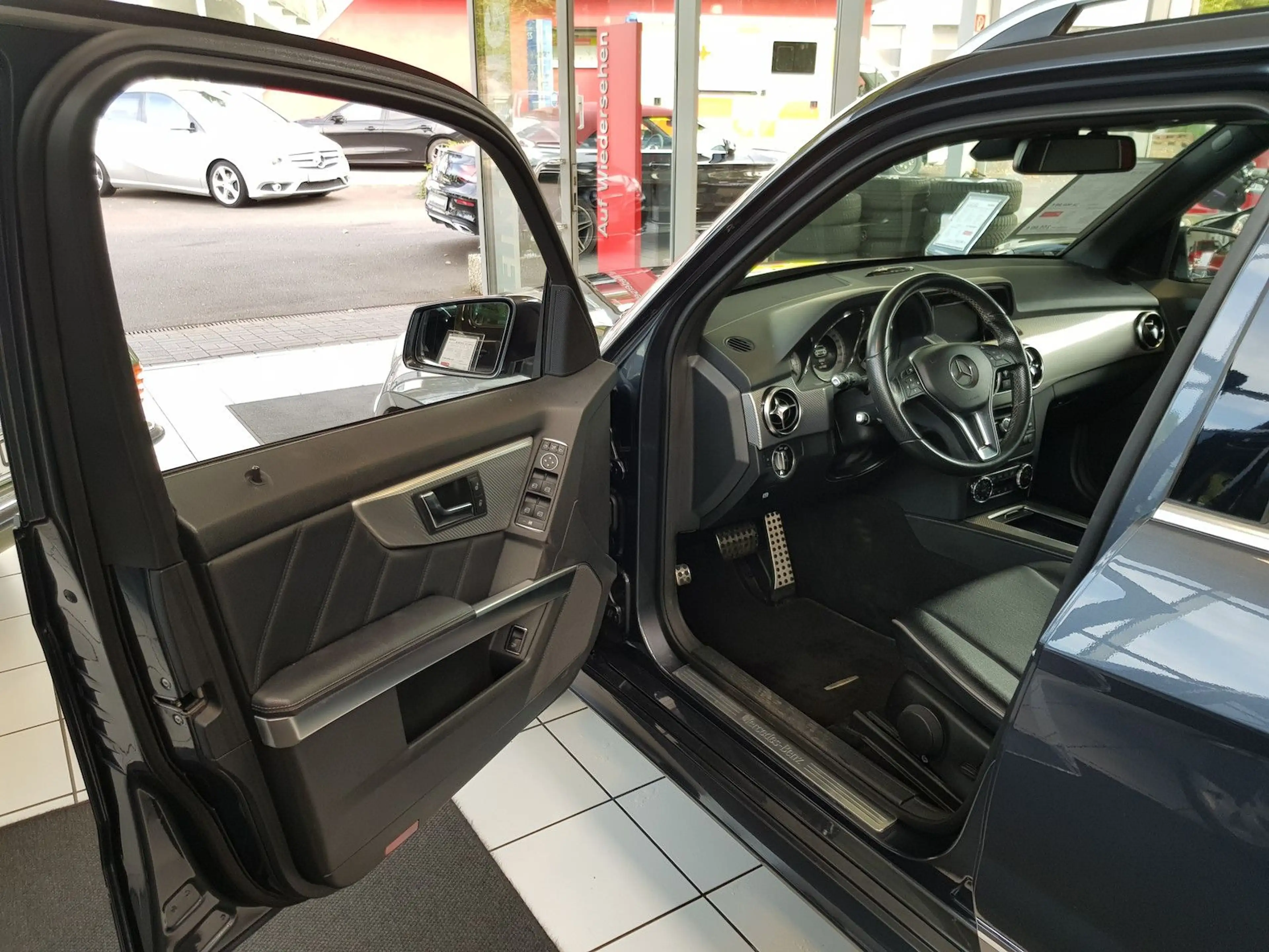 Mercedes-Benz GLK 350 AMG AUT PANO KAMERA DISTRONIC ZSH PTS — photo 6