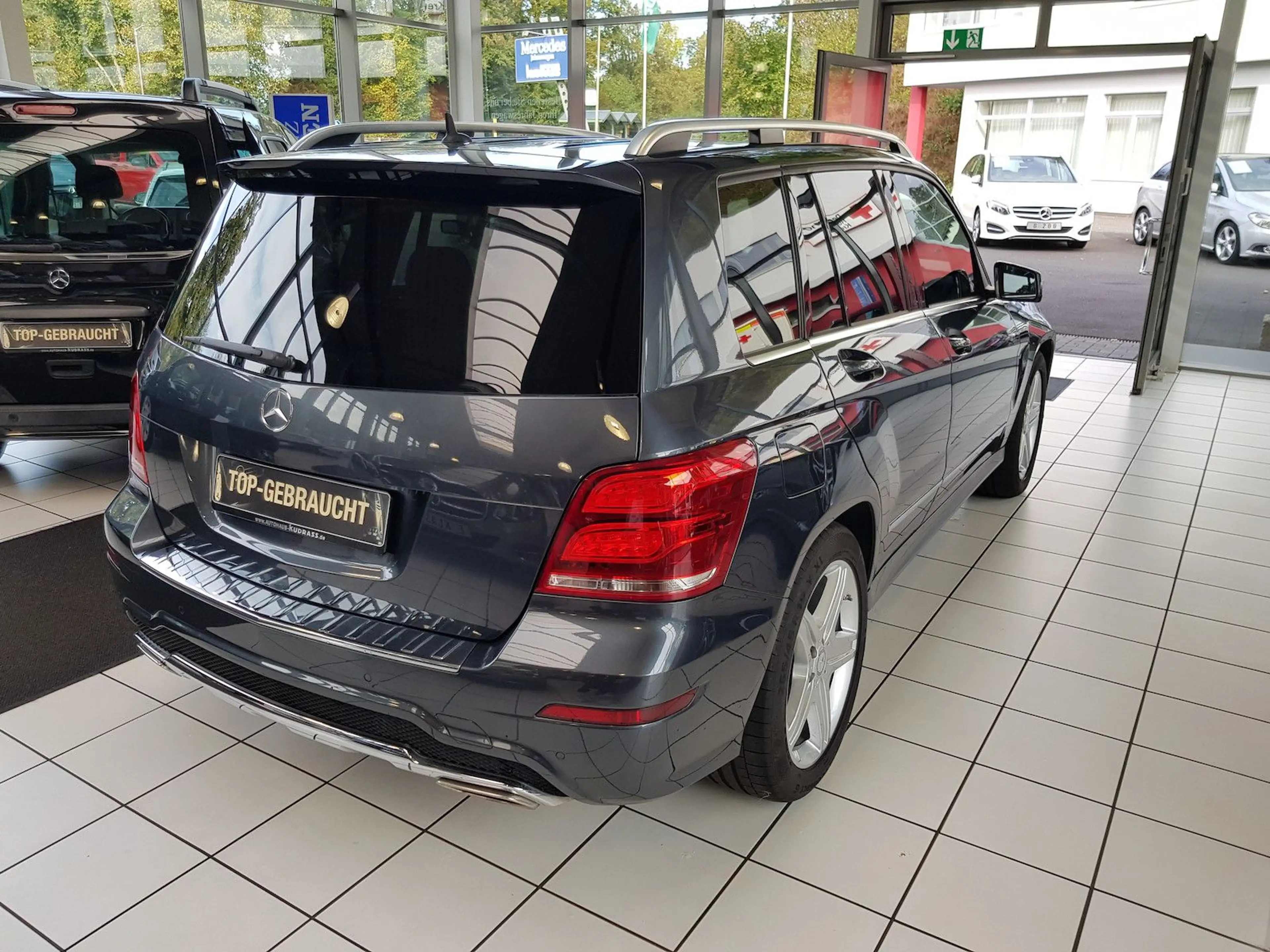 Mercedes-Benz GLK 350 AMG AUT PANO KAMERA DISTRONIC ZSH PTS — photo 3