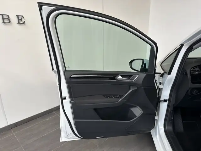 Volkswagen Touran view 6