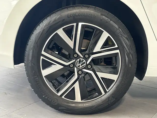 Volkswagen Touran view 3