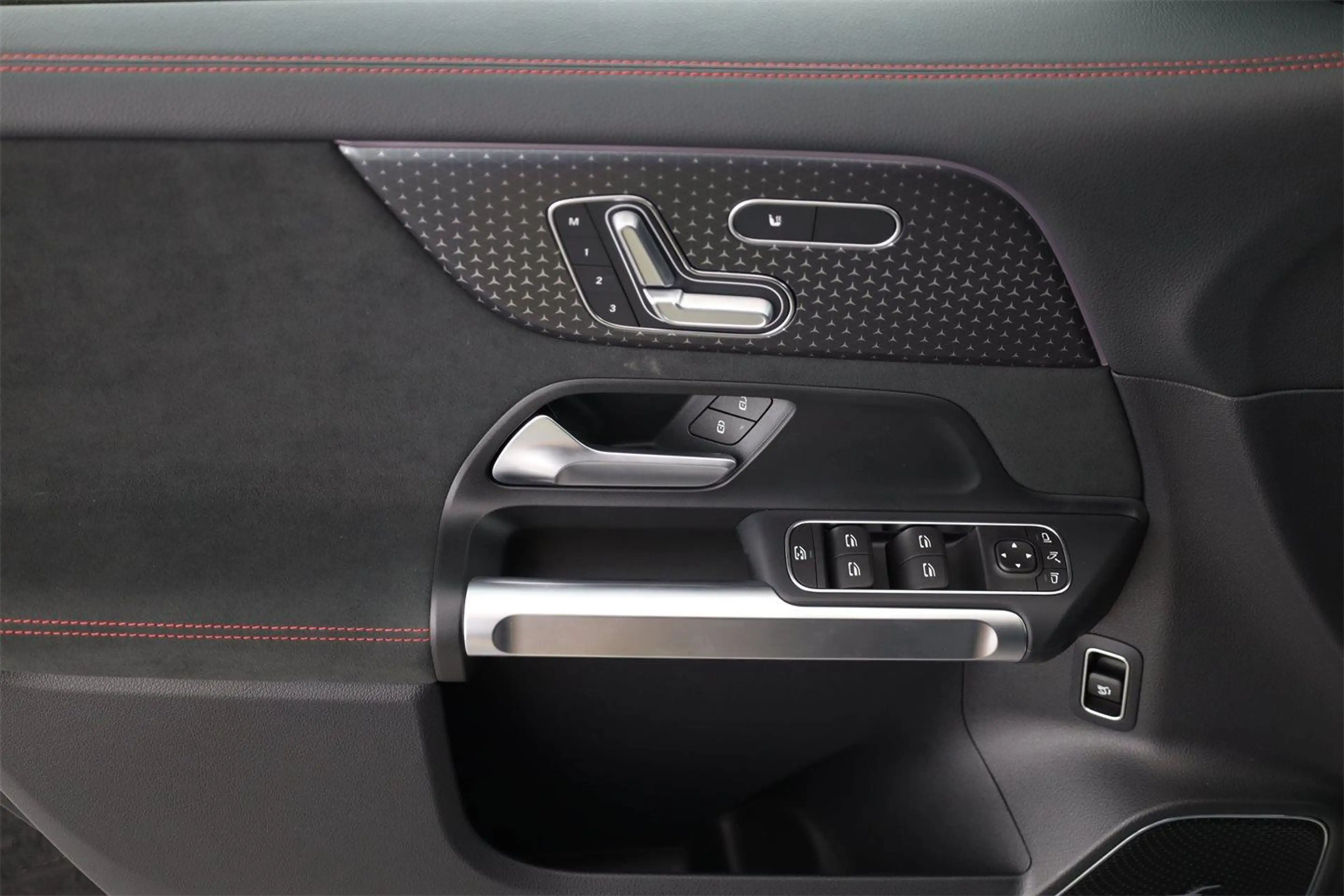 Mercedes-Benz EQB 250 + AMG Line AHK DistronicPlus Burmester — photo 13