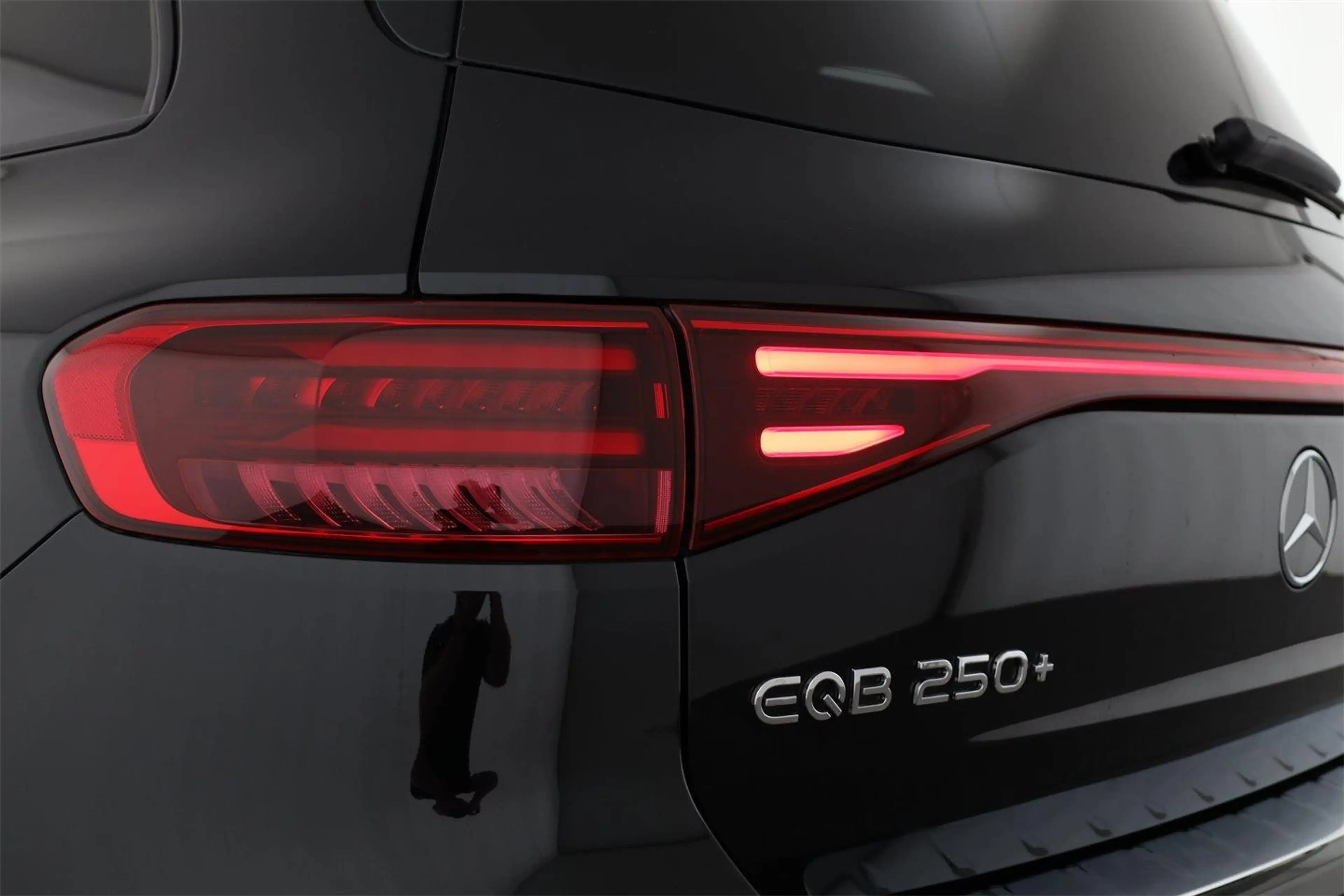 Mercedes-Benz EQB 250 + AMG Line AHK DistronicPlus Burmester — photo 10