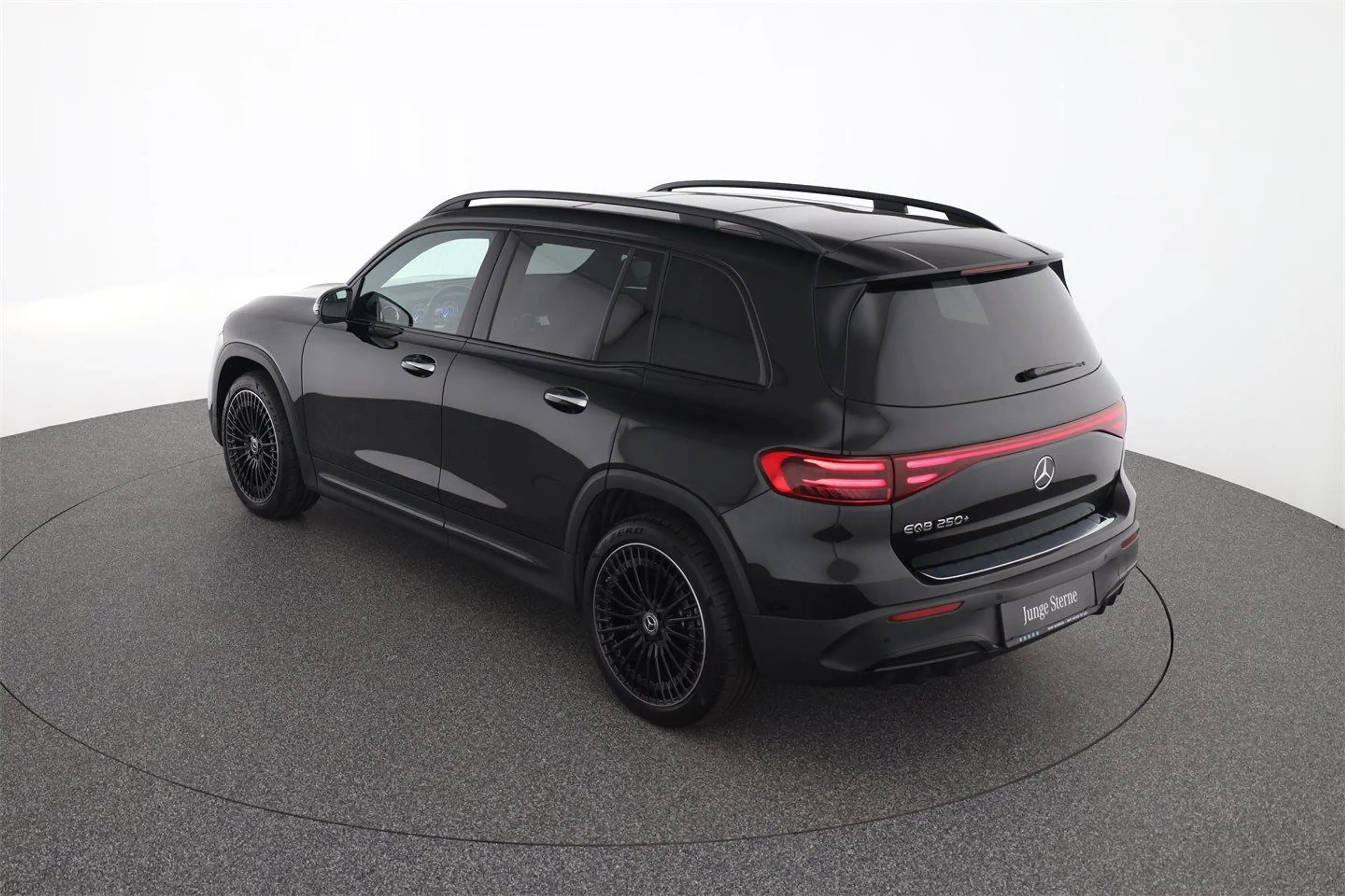 Mercedes-Benz EQB 250 + AMG Line AHK DistronicPlus Burmester — photo 4