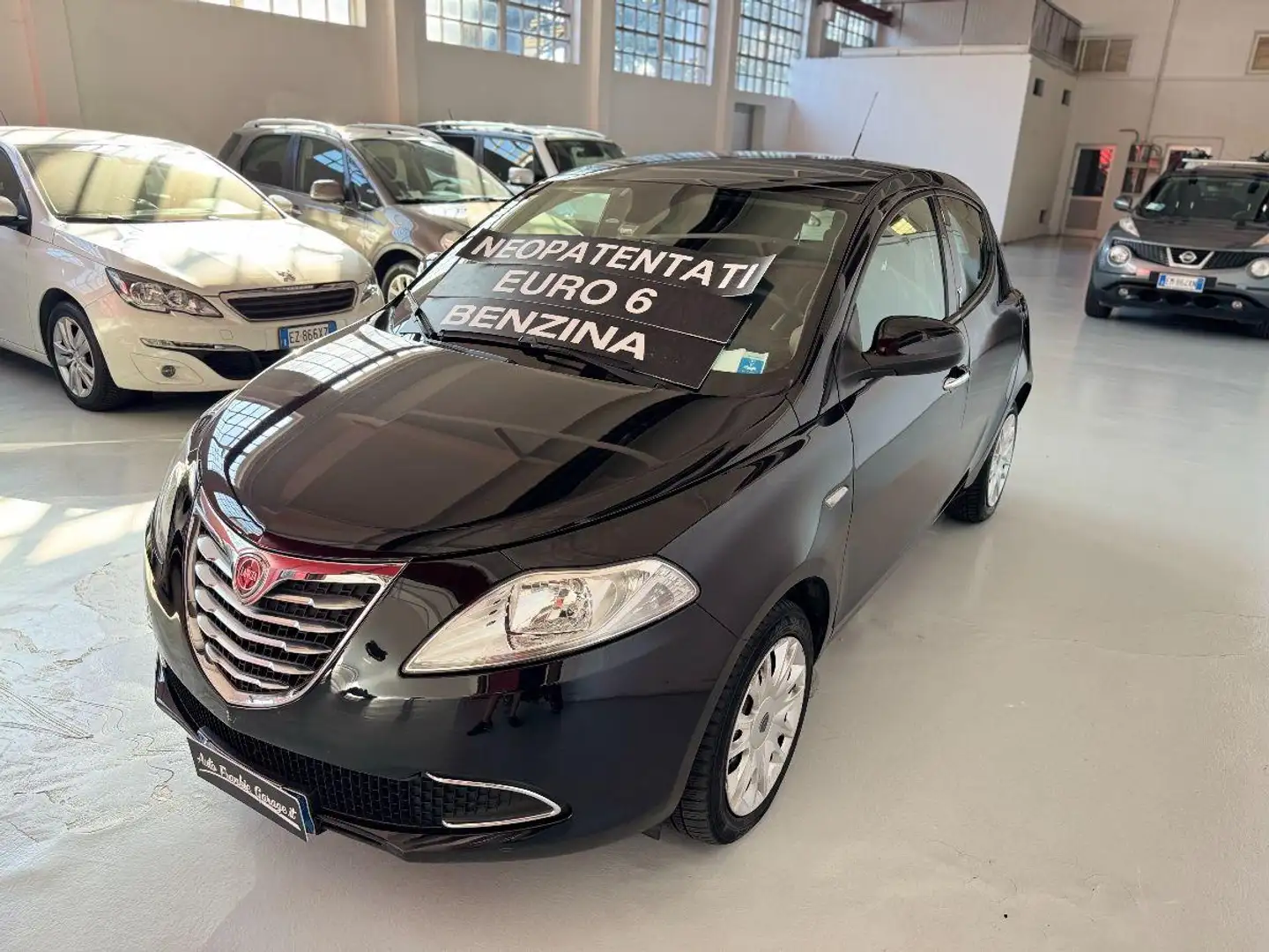 Lancia Ypsilon 1.2 69 CV 5 porte S&S Platinum Schwarz - 1
