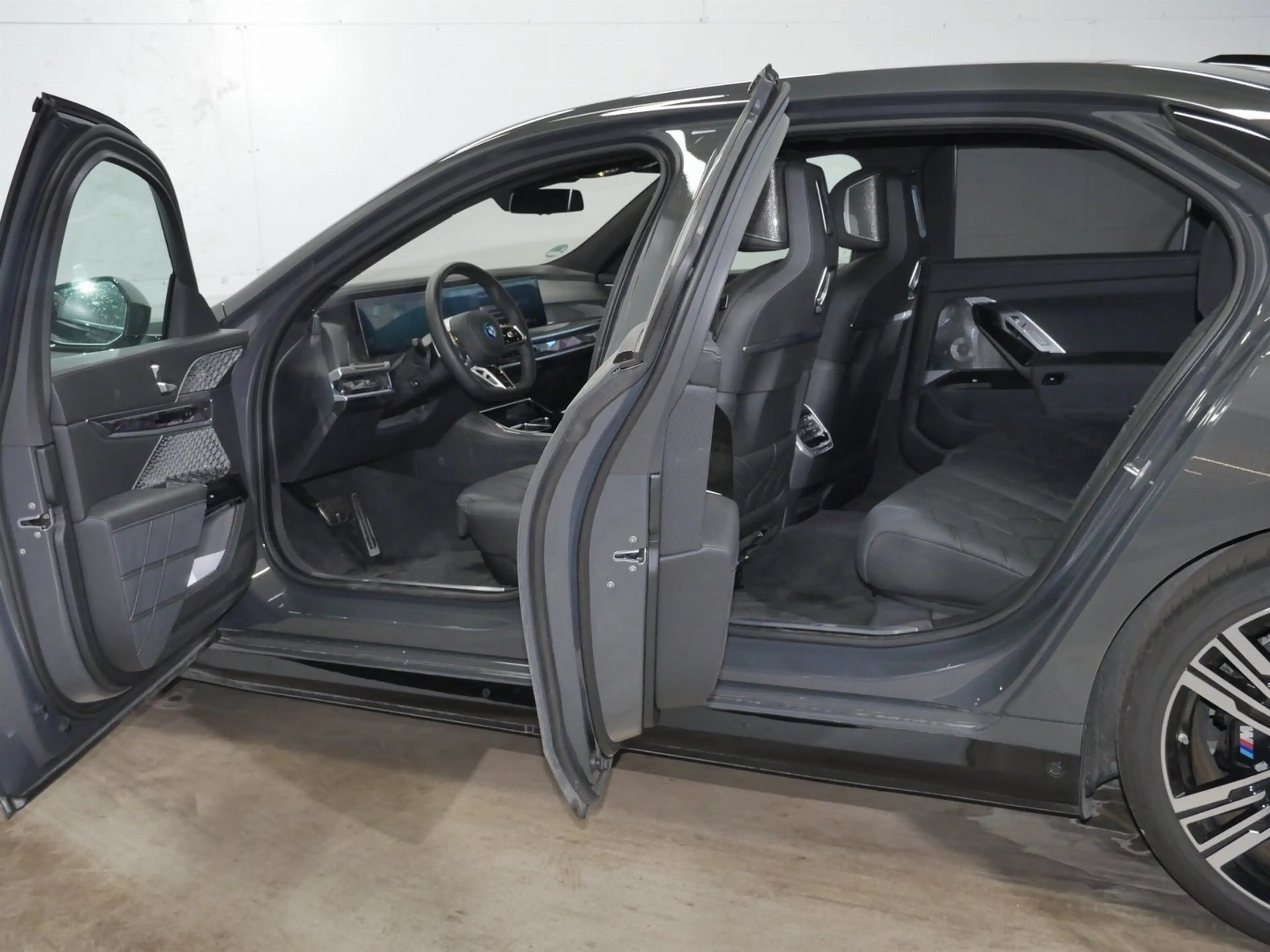 BMW i7 xDrive60 Limo M Sport Pro || AHK Autobahnass — photo 3