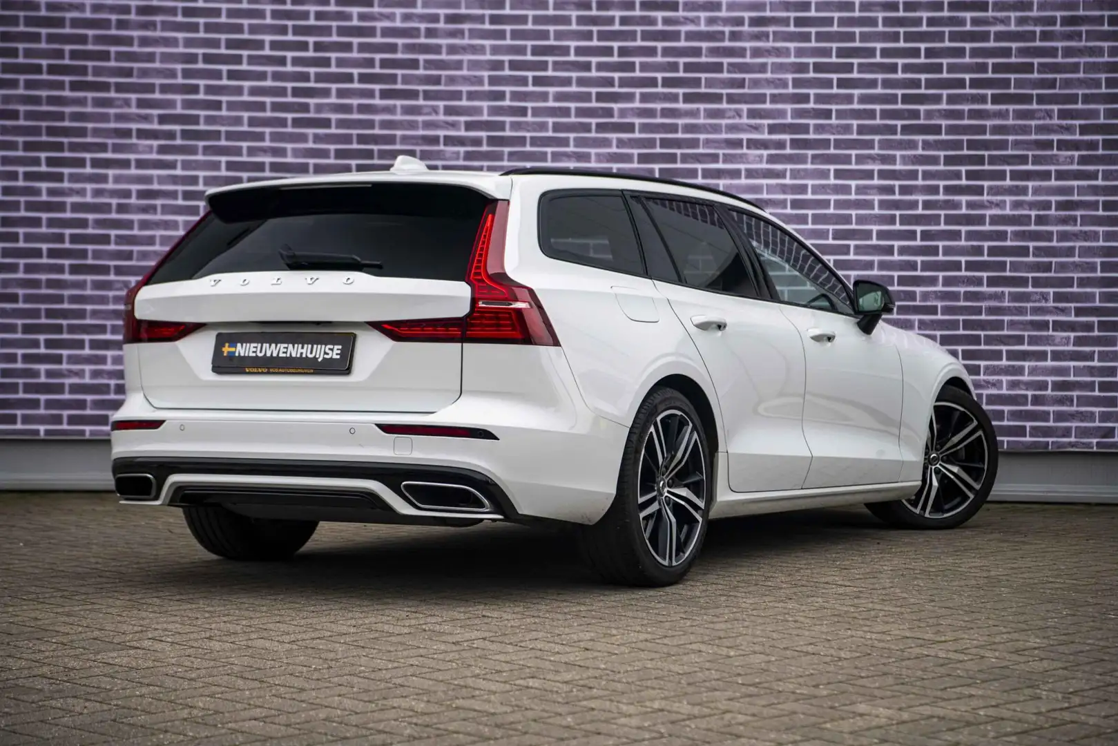 Volvo V60 2.0 B3 R-Design | Panoramadak | Parkeercamera | Pa Weiß - 2