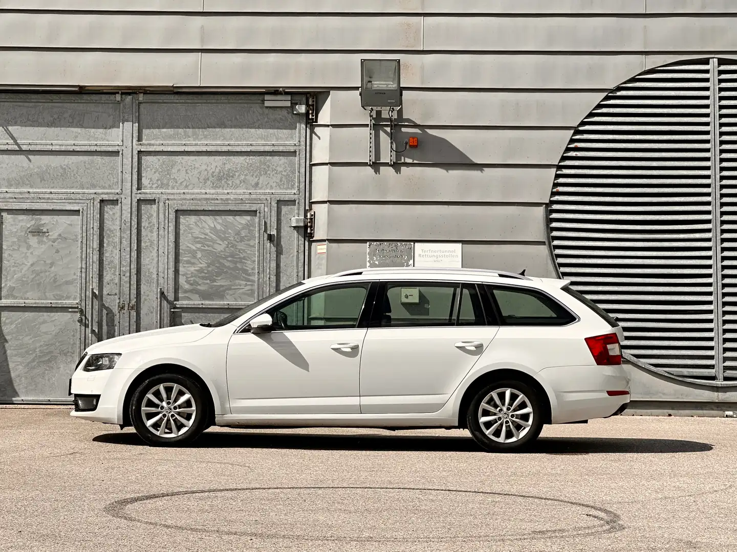 Skoda Octavia 2.0 TDI Ambition / Xenon / Sitzheizg. / Navi / PDC Weiß - 1
