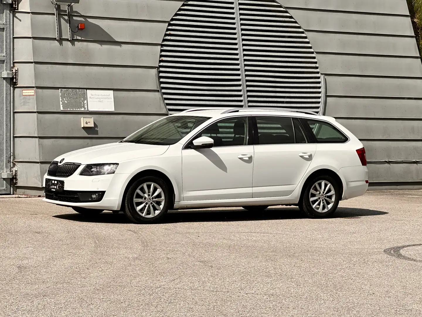 Skoda Octavia 2.0 TDI Ambition / Xenon / Sitzheizg. / Navi / PDC Weiß - 2