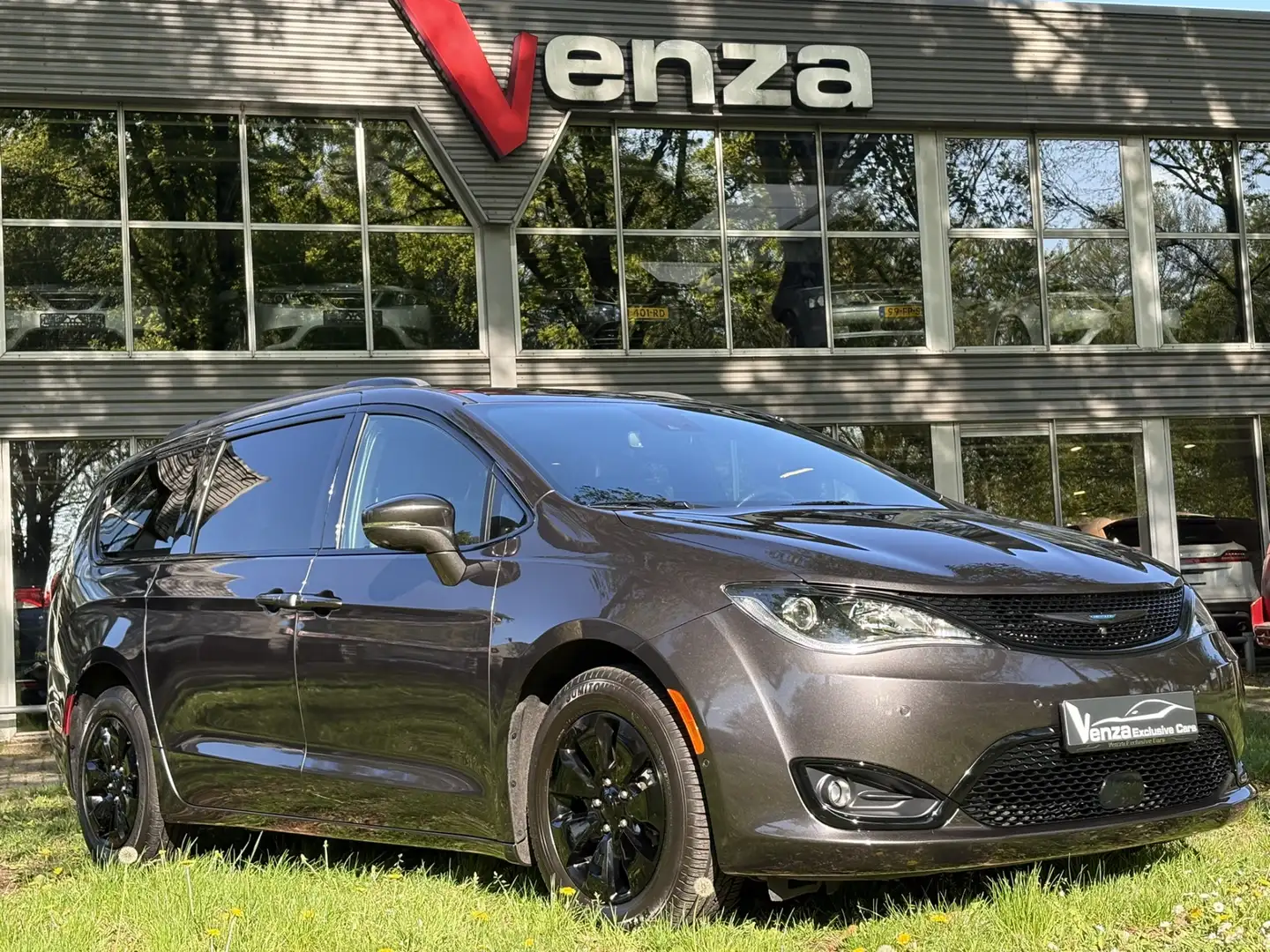 Chrysler Pacifica 3.6 Plug-in Hybride LIMITED S Šedá - 1