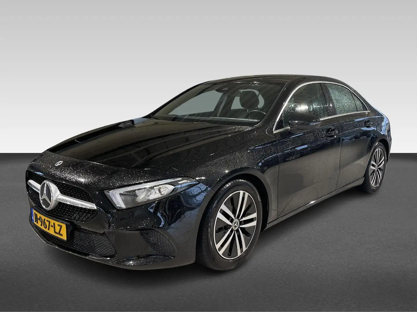 Mercedes-Benz A 200 Limousine A 163pk 7G-DCT Business Solution Luxury Zwart - 1