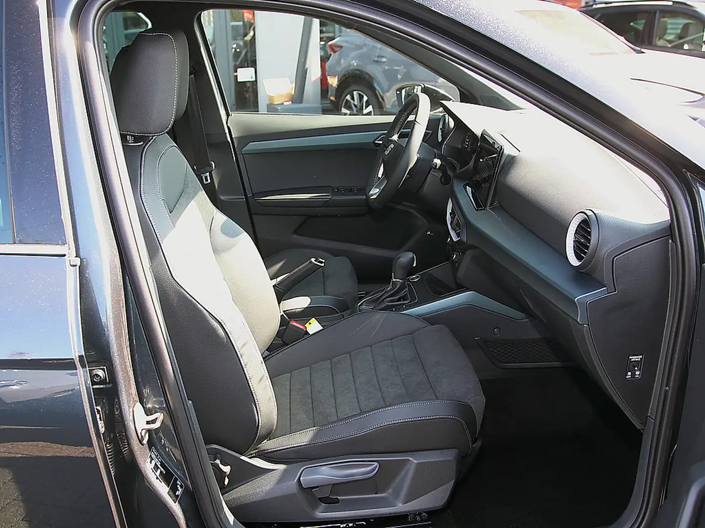 SEAT Arona 1.0 TSI Xperience SHZ BEATS FAP"XL" LED Gris - 2
