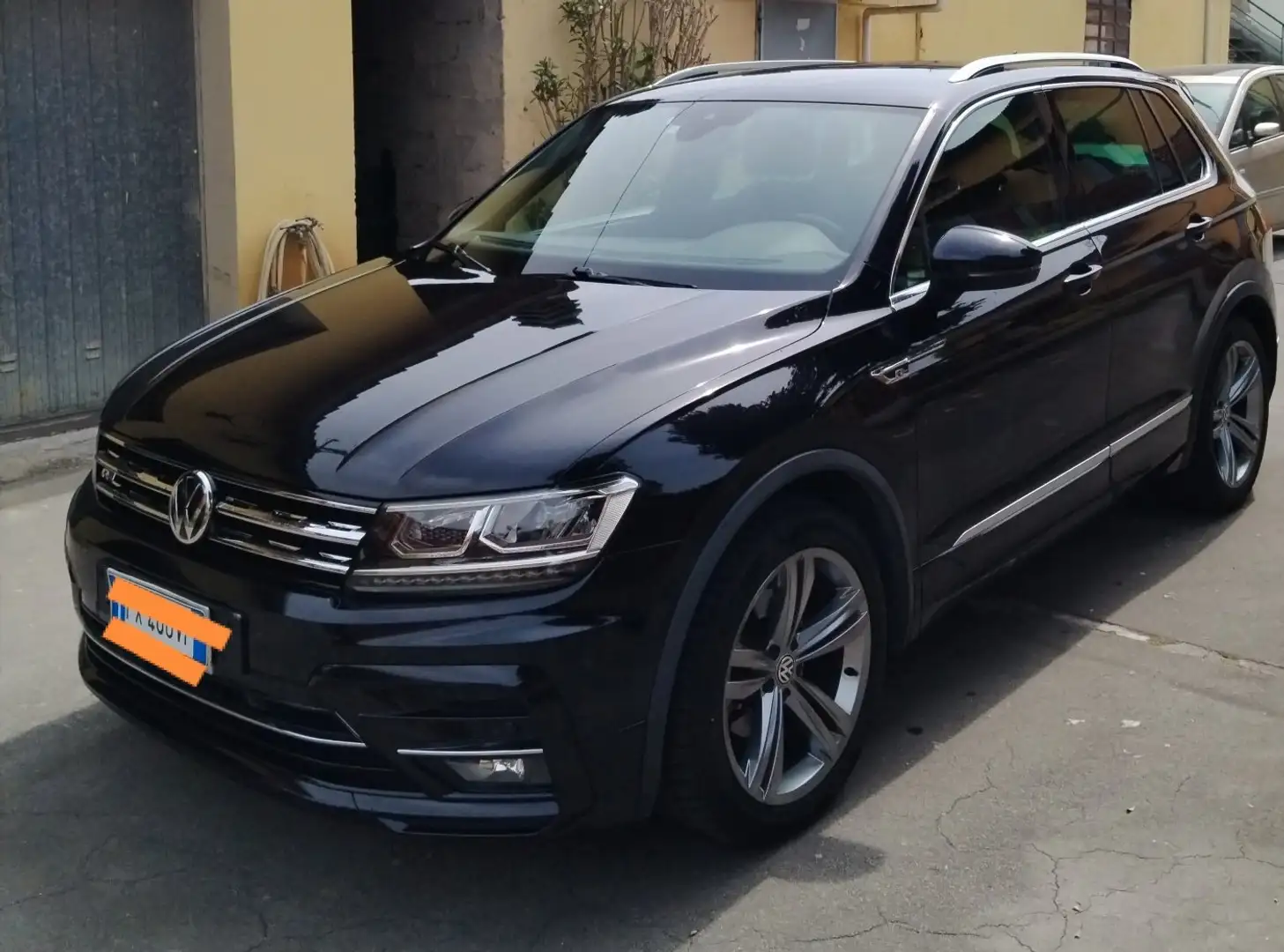 Volkswagen Tiguan Tiguan II 2.0 tdi Advanced R-Line  150cv dsg crna - 1