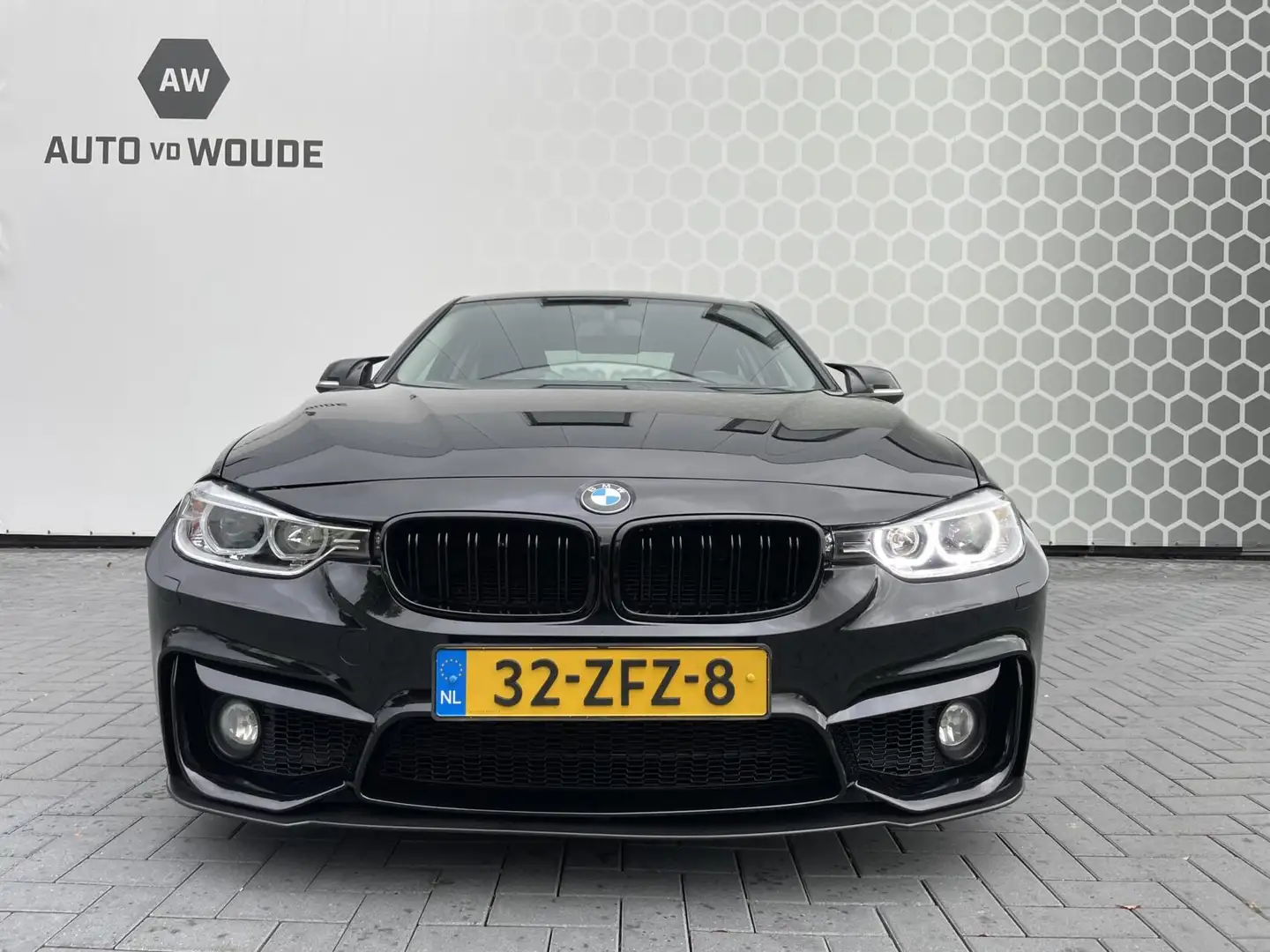BMW 320 3-serie 320i M sport M pakket automaat Zwart - 2