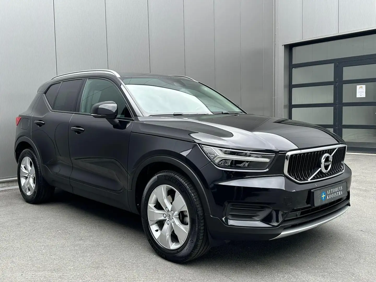 Volvo XC40 2.0 T4 Momentum Pro Pilot Assist|Trekhaak|190PK| Zwart - 2