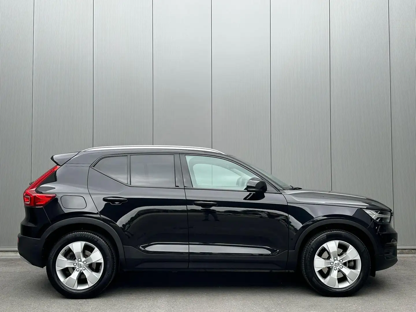 Volvo XC40 2.0 T4 Momentum Pro Pilot Assist|Trekhaak|190PK| Zwart - 1
