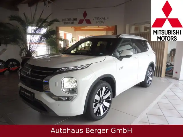 Mitsubishi Outlander view 2