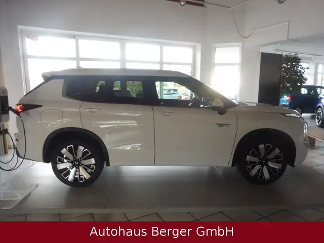 Mitsubishi Outlander view 4