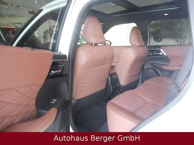 Mitsubishi Outlander view 18