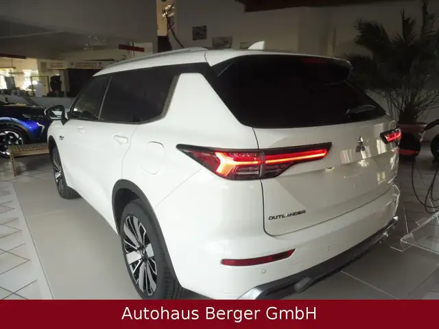 Mitsubishi Outlander view 6