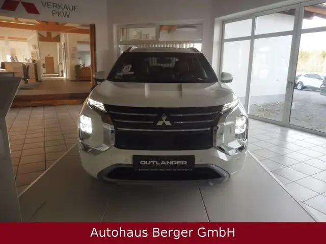 Mitsubishi Outlander view 3