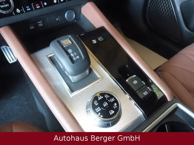 Mitsubishi Outlander view 12