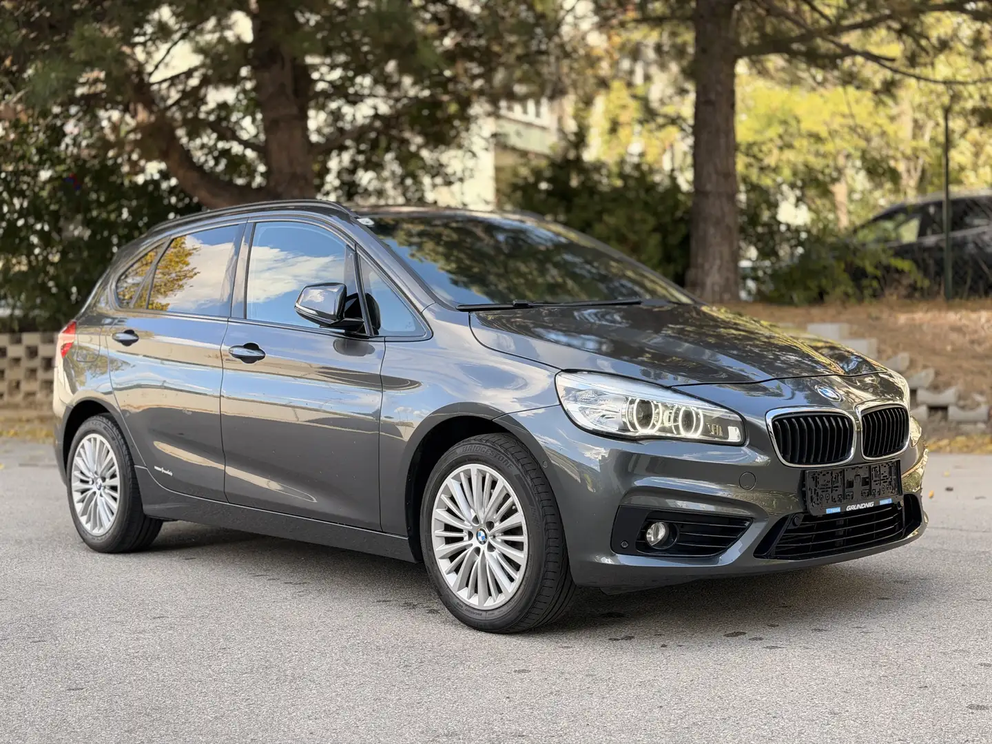 BMW 218 218d Active Tourer Sport Line Aut. Grau - 1
