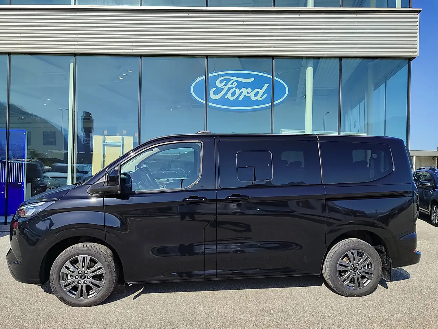 Ford Tourneo Custom Bus 2.5 PHEV 340 L1H1 FWD Titanium Aut. Schwarz - 2