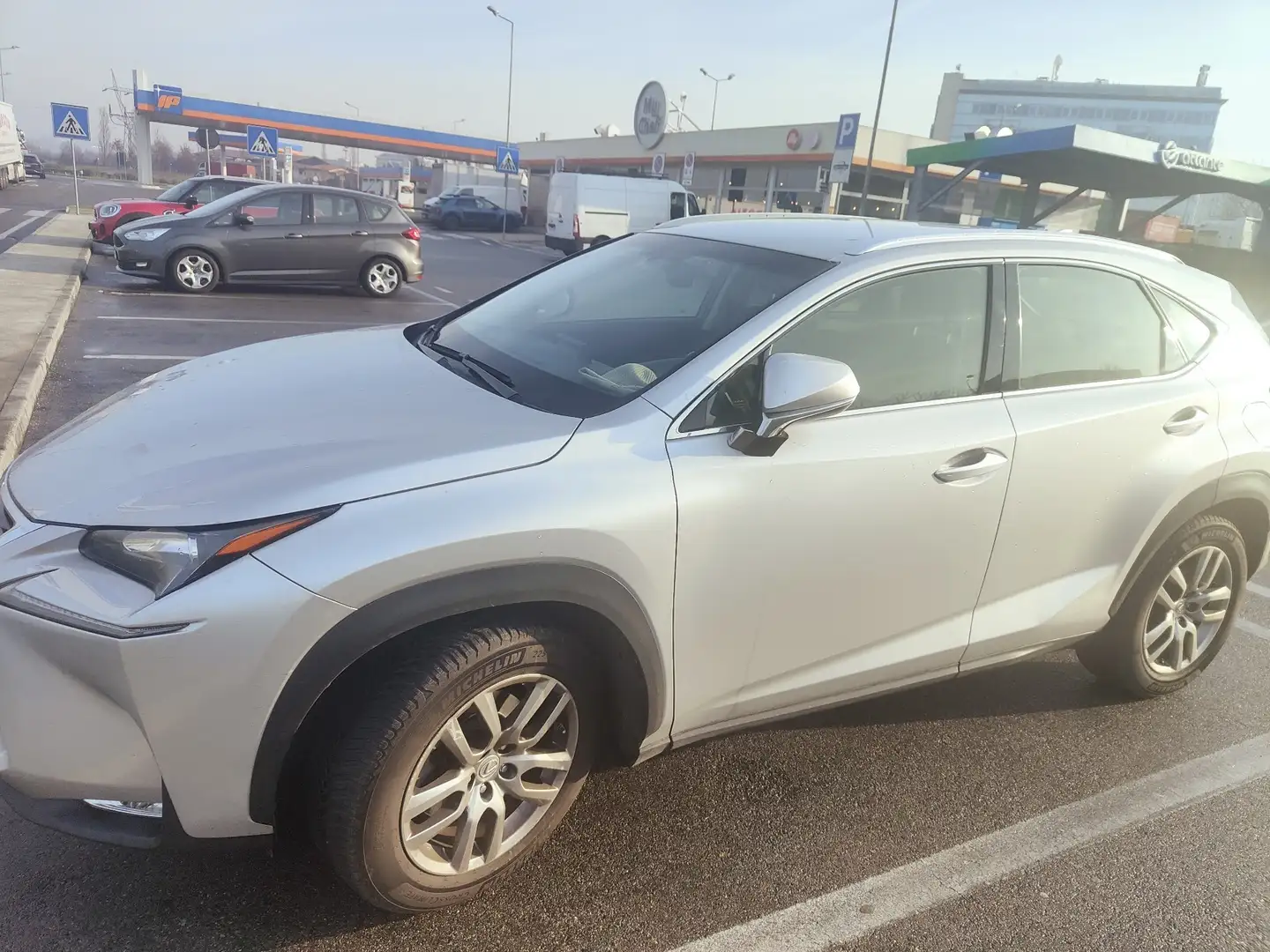 Lexus NX 300 300h 2.5 Executive 4wd cvt Stříbrná - 2