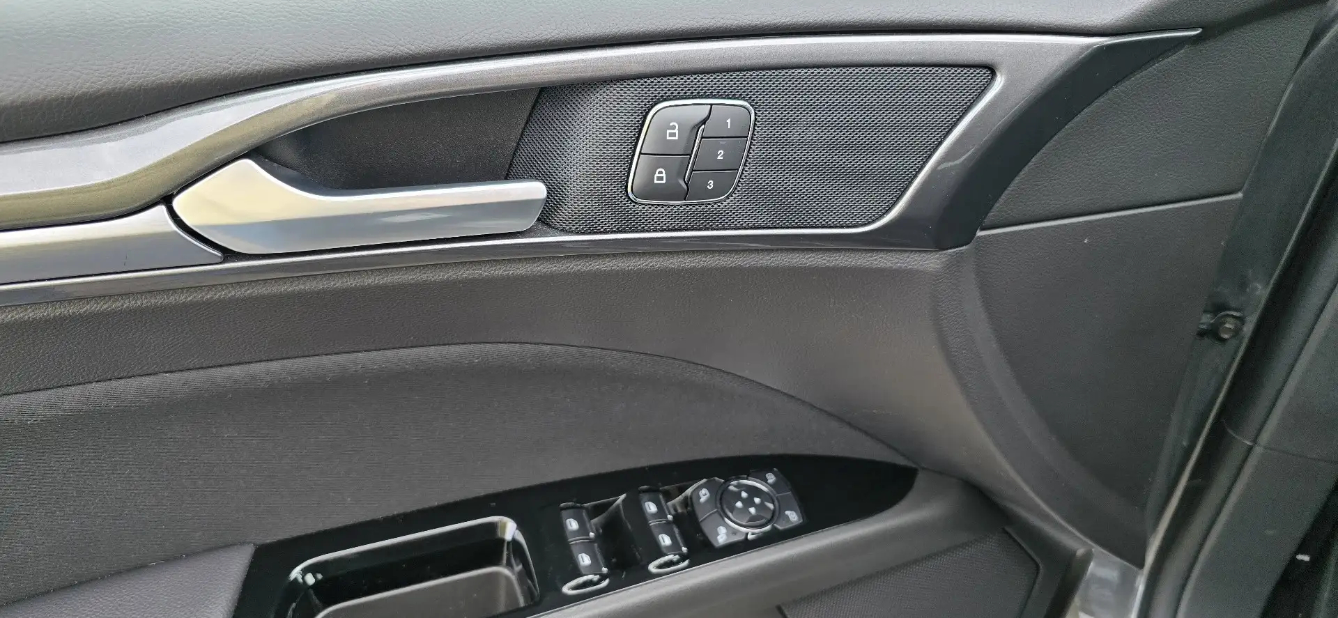 Ford Mondeo Sedán 2.0 HEV Titanium - 2