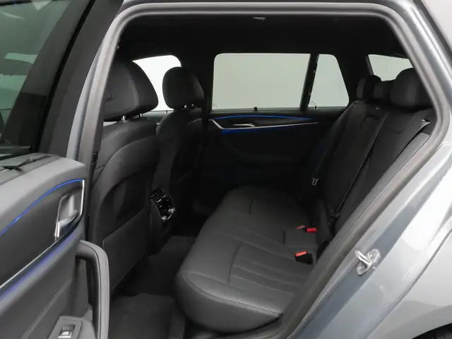 BMW 5 Series view 26