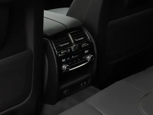 BMW 5 Series view 29