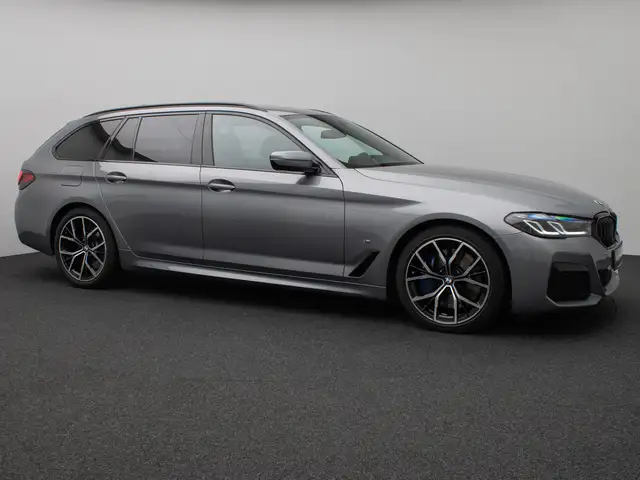 BMW 5 Series view 4