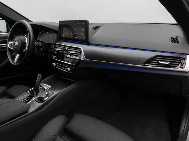 BMW 5 Series view 24