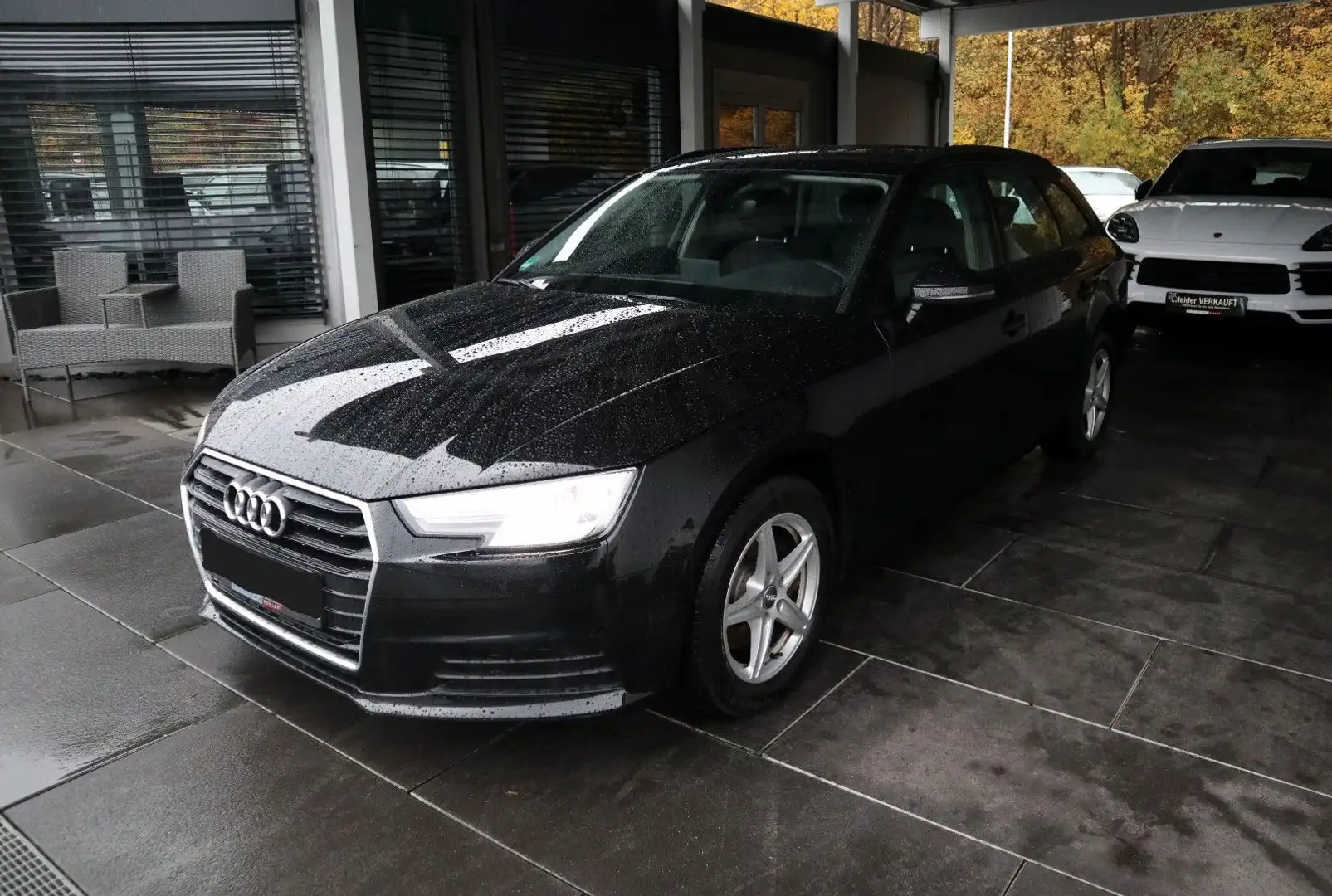 Audi A4 Avant 2.0 TDI Automatik Zwart - 1