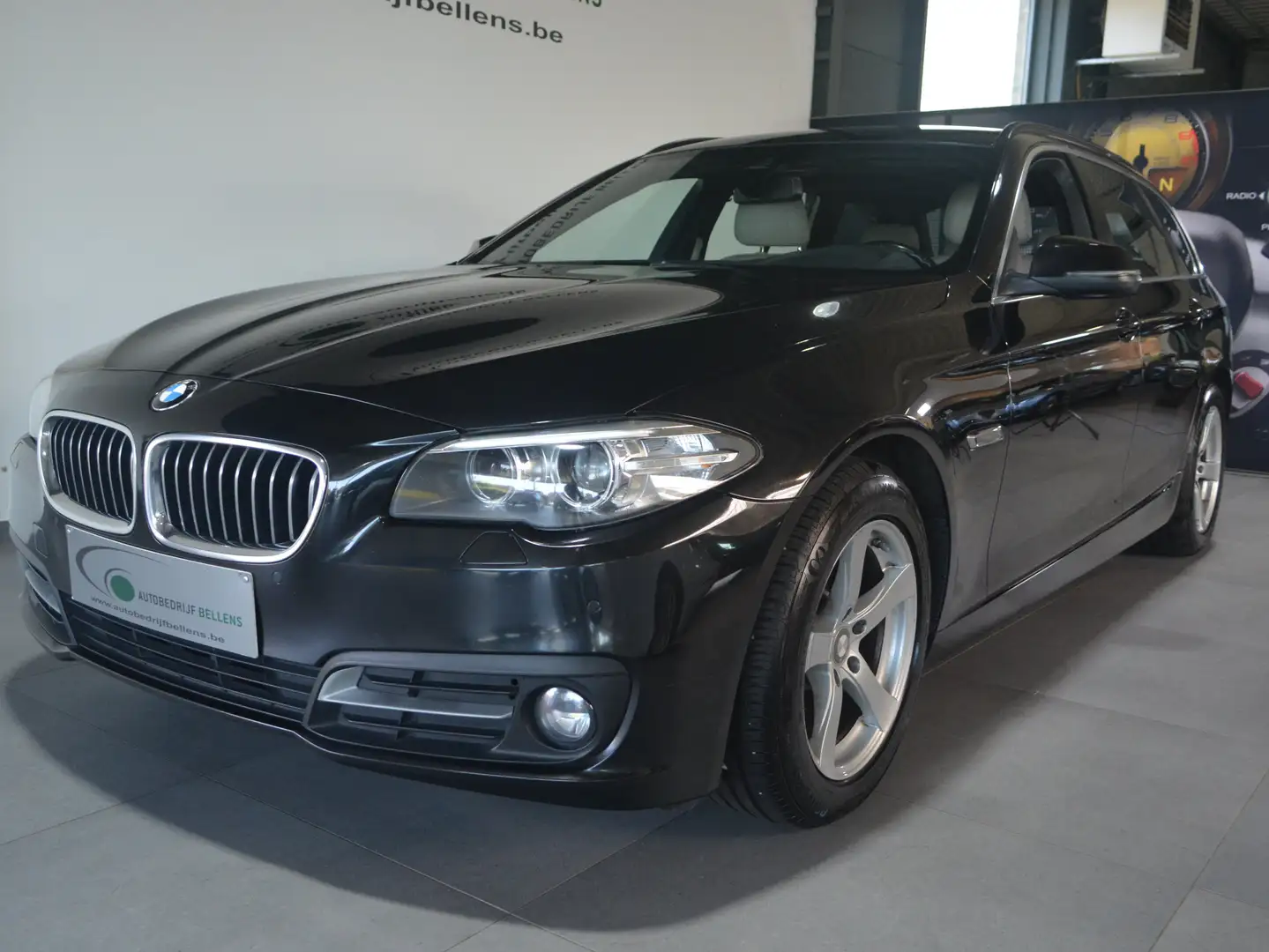 BMW 520 520d Touring Aut. Luxury Line LEDER / NAVI +/ CAM. Noir - 2