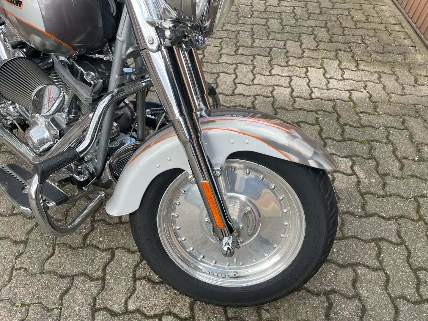 Harley-Davidson Fat Boy FLSTFSE Screamin Eagle CVO Stříbrná - 2