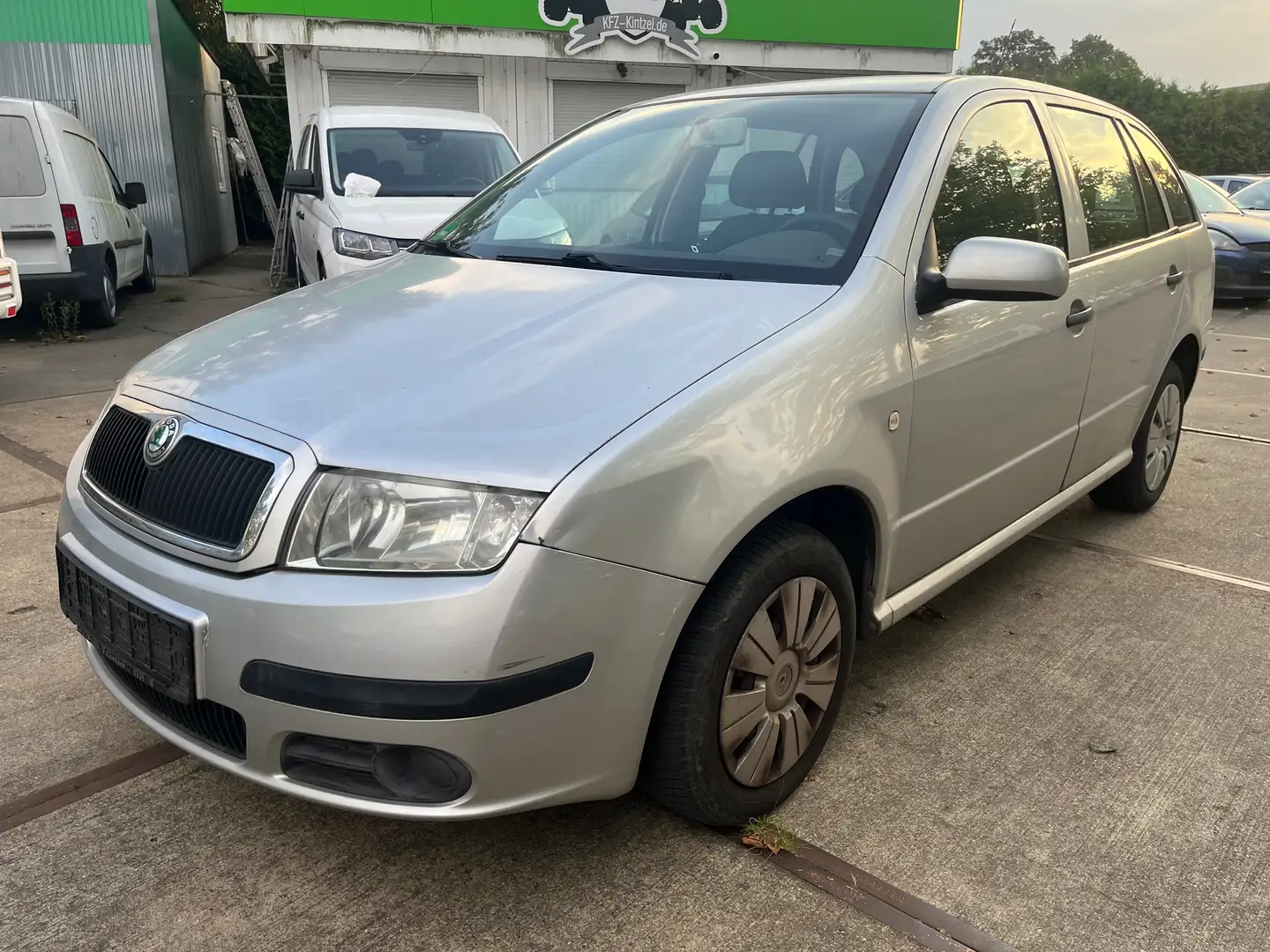 Skoda Fabia Kombi 1.2 HTP Combi Klima 1.Hand *Tüv 12/2025* Silber - 1