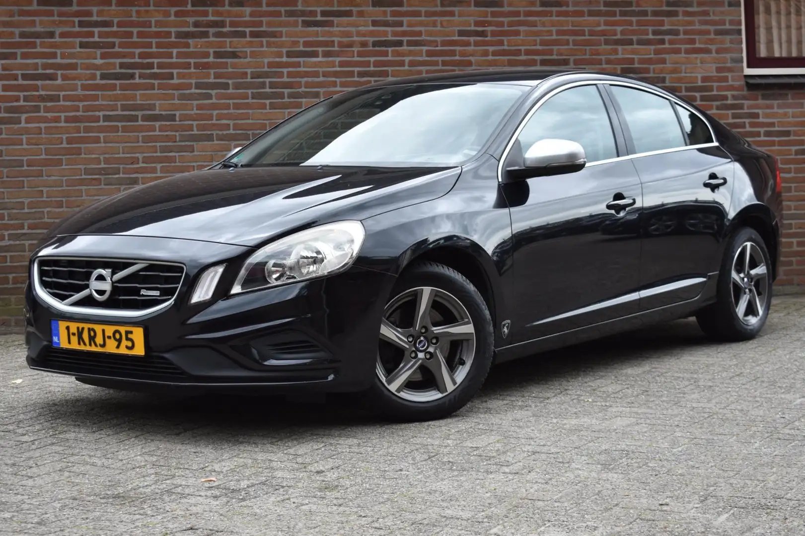 Volvo S60 1.6 D2 R-Design '13 Navi Clima Cruise Zwart - 1