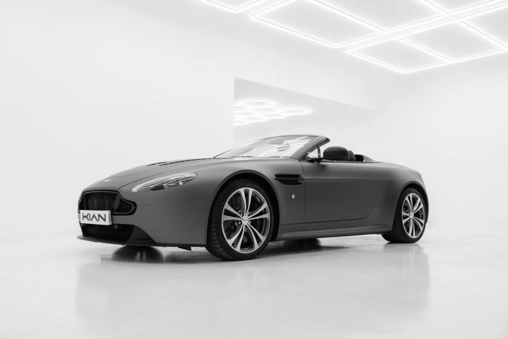 Aston Martin Vantage V12 Білий - 1