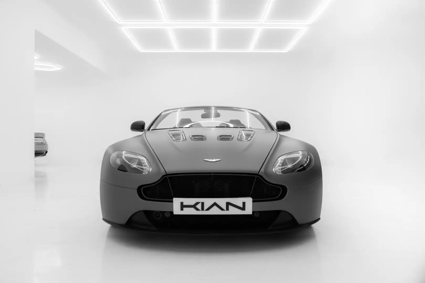 Aston Martin Vantage V12 Білий - 2
