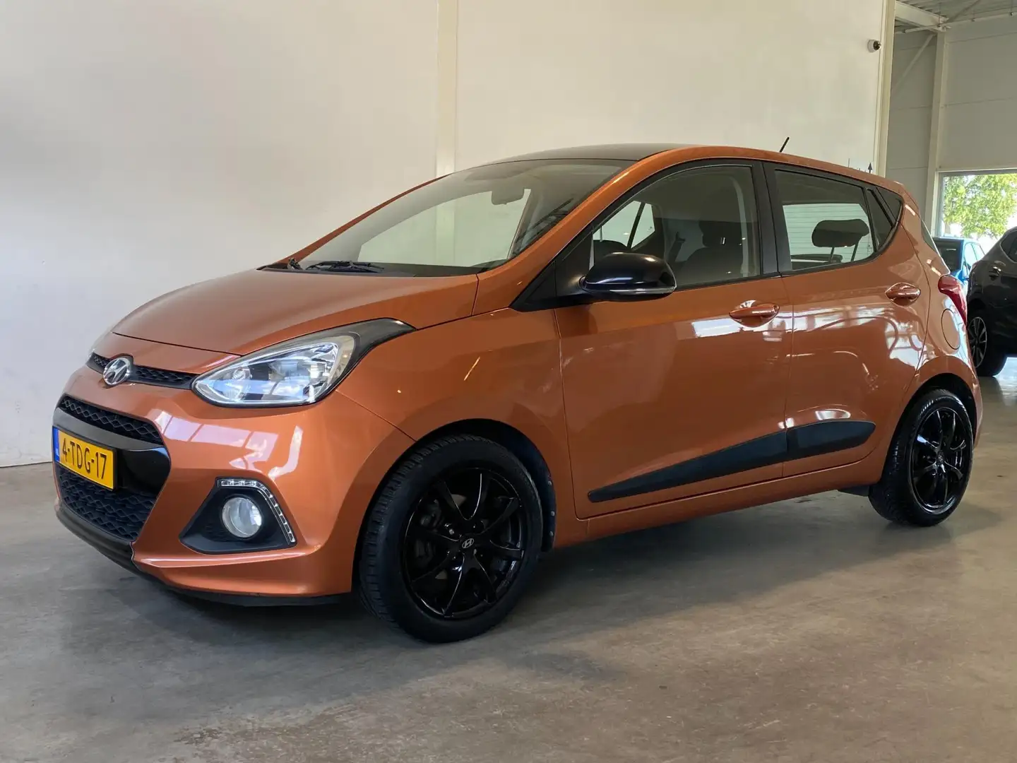Hyundai i10 1.0i i-Motion Comfort Plus Orange - 1