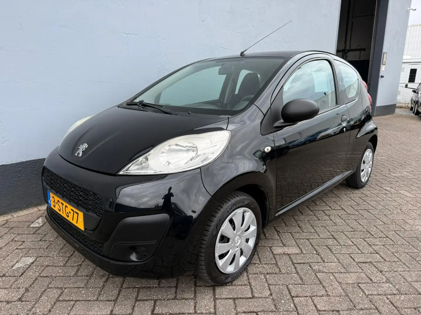Peugeot 107 1.0 Access Accent - Airco Zwart - 1