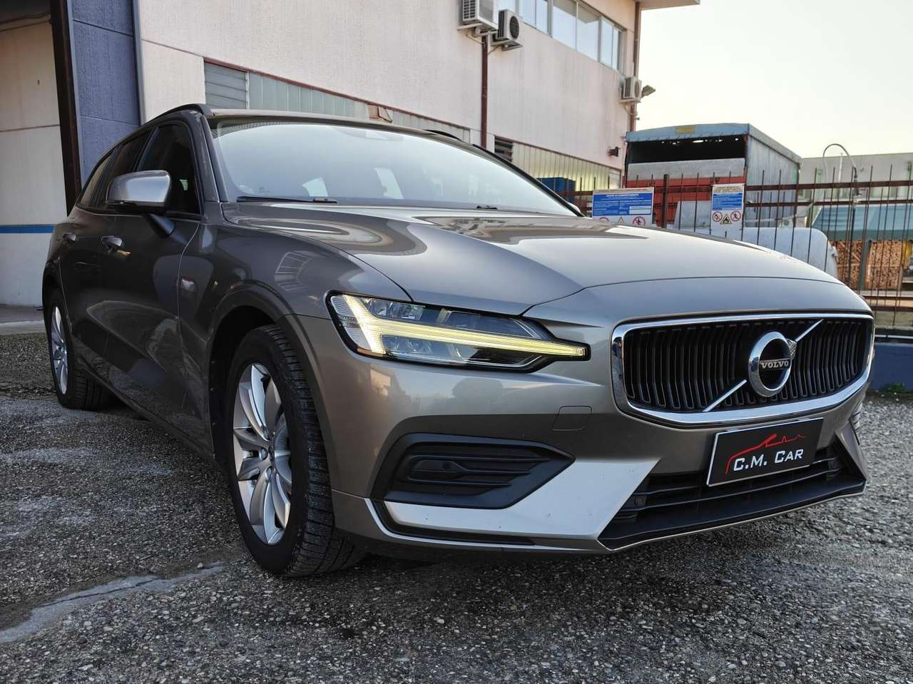 Volvo V60 II 2019 2.0 b4 Momentum Business auto